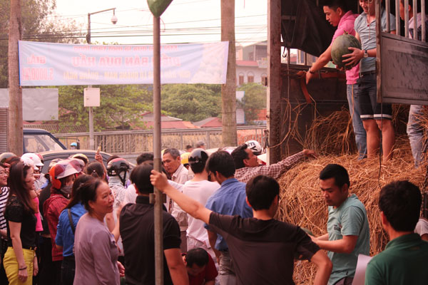 Người[-]dân[-]Ninh[-]Bình[-][-]mua[-]dưa[-]ủng[-]hộ[-]nông[-]dân[-]Quảng[-]Ngãi[-]